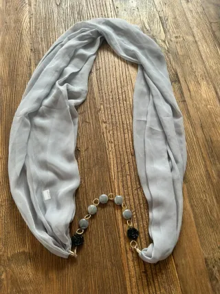 Sciarpa grigio perla con collana