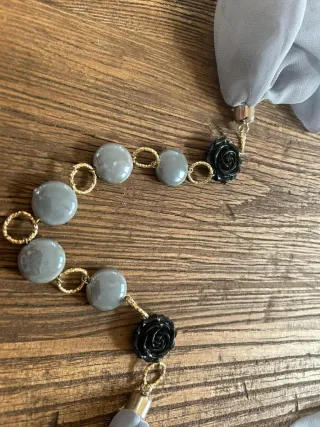 Sciarpa grigio perla con collana