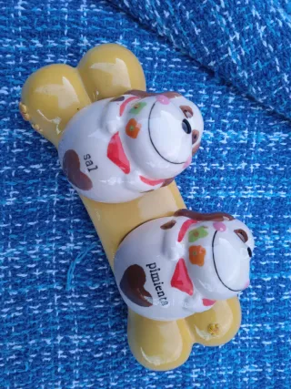 Set divertente di sale e pepe in ceramica con base a forma di osso e cani