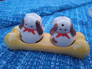 Set divertente di sale e pepe in ceramica con base a forma di osso e cani