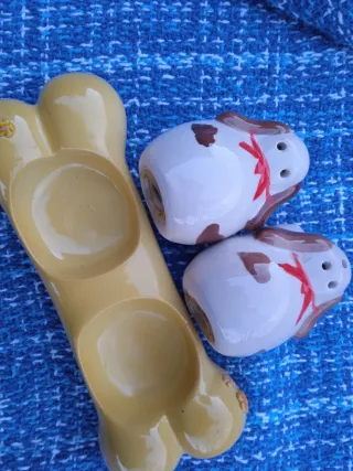 Set divertente di sale e pepe in ceramica con base a forma di osso e cani
