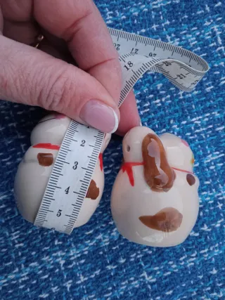 Set divertente di sale e pepe in ceramica con base a forma di osso e cani