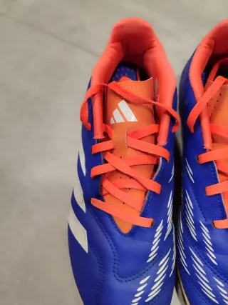 Botas de fútbol Adidas predator azules y naranjas