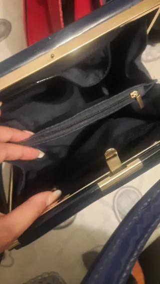 Bolsos elegantes negros, azules y rosas