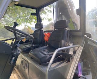 Camión volquete 4x4 con pala y grúa