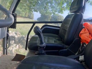 Camión volquete 4x4 con pala y grúa