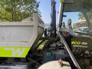 Camión volquete 4x4 con pala y grúa