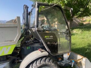 Camión volquete 4x4 con pala y grúa