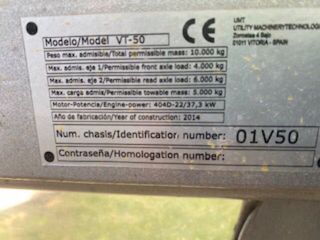 Camión volquete 4x4 con pala y grúa