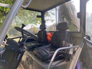 Camión volquete 4x4 con pala y grúa