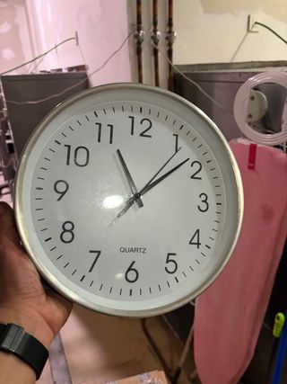 Reloj de pared plateado y blanco