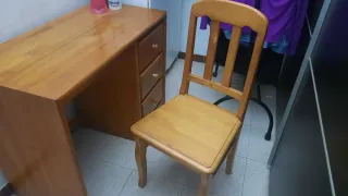Escritorio de madera con silla