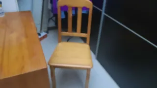 Escritorio de madera con silla