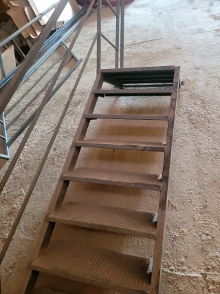 Escalera hierro para altillo