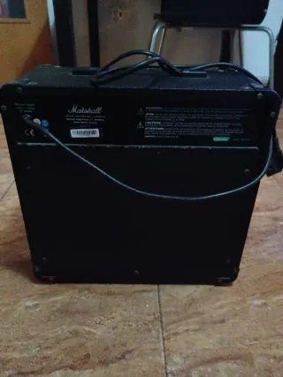 Amplificador Marshall MG15 Negro Y 4 cables Fender