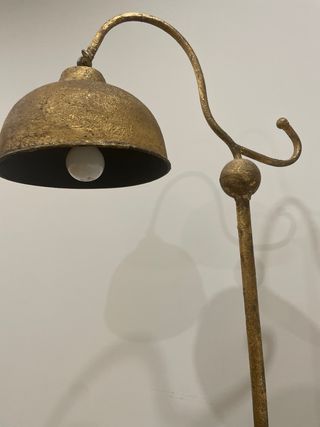 Lámpara de pie dorada estilo vintage