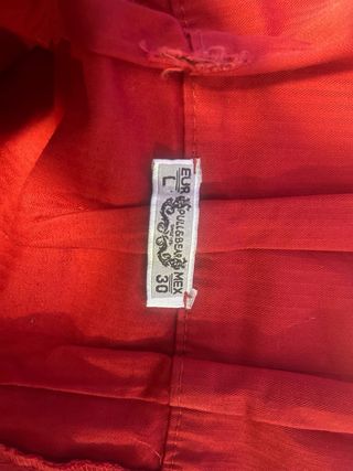 Falda roja con botones dorados