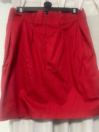 Falda roja con botones dorados