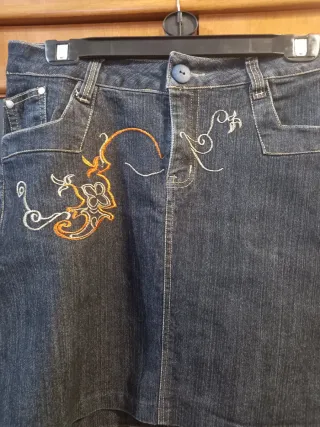 Falda vaquera bordada talla XL