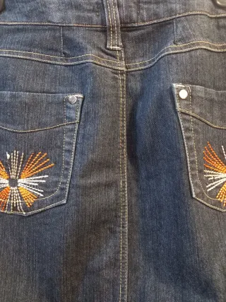 Falda vaquera bordada talla XL