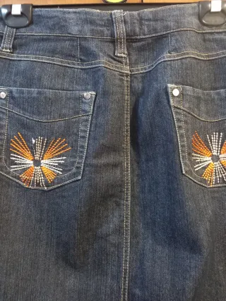 Falda vaquera bordada talla XL