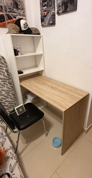 Escritorio de madera y blanco