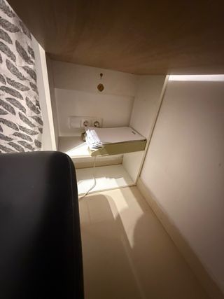 Escritorio de madera y blanco