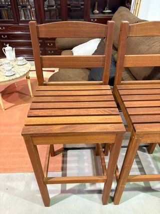 2 TABURETES DE MADERA