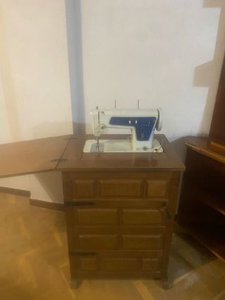 Máquina de coser Singer con mueble