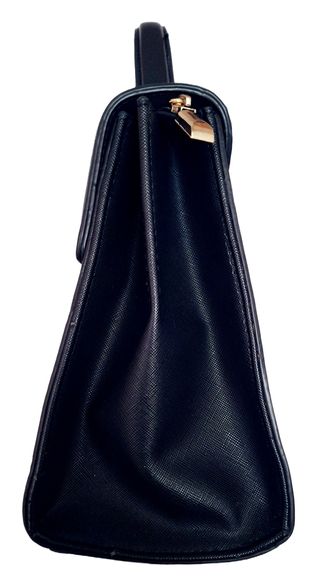 Borsa nera con dettagli oro