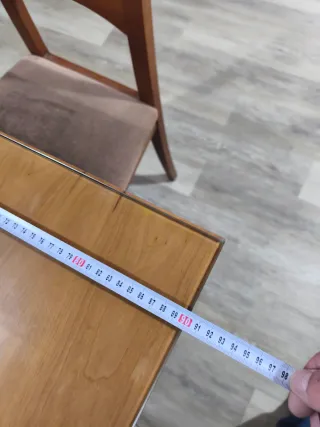 Mesa de comedor de madera y cristal