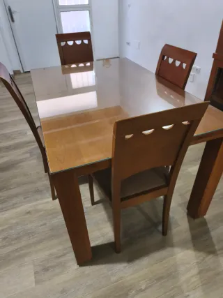 Mesa de comedor de madera y cristal