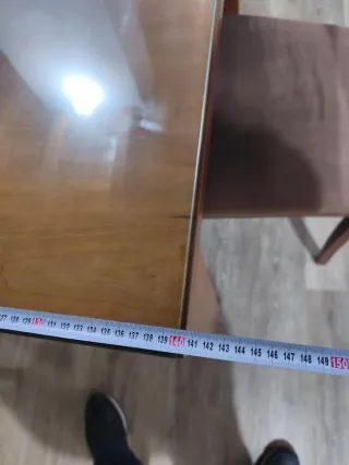 Mesa de comedor de madera y cristal