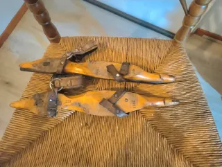 Coppia di pattini da ghiaccio antichi retrò vintage