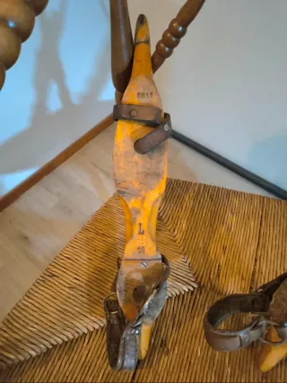 Coppia di pattini da ghiaccio antichi retrò vintage