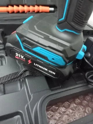 TALADRO ATORNILLADOR 2 BATERÍAS EN SU MALETÍN.