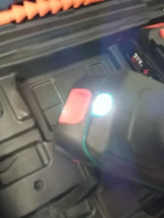 TALADRO ATORNILLADOR 2 BATERÍAS EN SU MALETÍN.