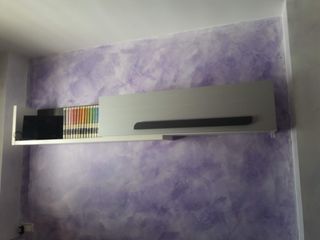 Habitación juvenil gris y blanca