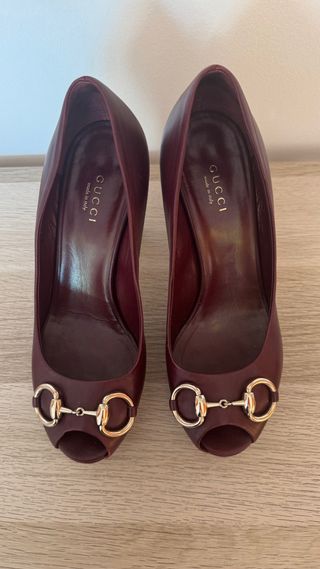 Zapatos de tacón Gucci burdeos con hebilla dorada