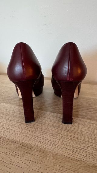 Zapatos de tacón Gucci burdeos con hebilla dorada