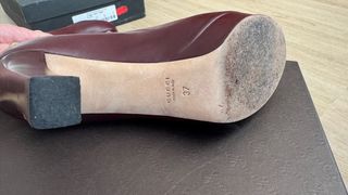 Zapatos de tacón Gucci burdeos con hebilla dorada