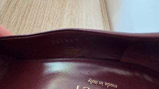 Zapatos de tacón Gucci burdeos con hebilla dorada