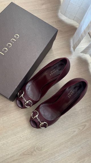 Zapatos de tacón Gucci burdeos con hebilla dorada