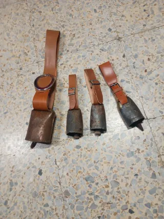 4 Cencerros Antiguos con Correa de Cuero