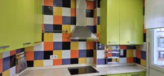 Cocina modular verde y multicolor