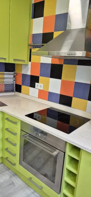 Cocina modular verde y multicolor