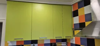 Cocina modular verde y multicolor