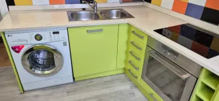 Cocina modular verde y multicolor