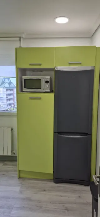 Cocina modular verde y multicolor