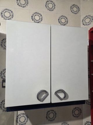 Muebles de cocina blancos y plateados y azul.